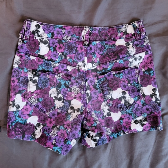 Skull Shorts 💀 Size 3 - Halloween Fun 💀 - Picture 5 of 5